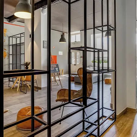 Hostellicious Хостел *